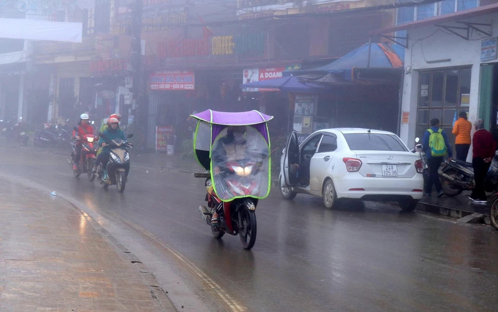 Hoạt động của người dân tại thị trấn Sa Pa gặp nhiều khó khăn do sương mù gây ra. (Ảnh: Quốc Khánh/TTXVN)