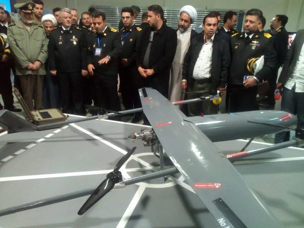 Hải quân Iran tiết lộ máy bay không người lái cất cánh và hạ cánh thẳng đứng (VTOL), được đặt tên là Pelican-2, trong một buổi lễ vào sáng 30/11. (Nguồn: irna)