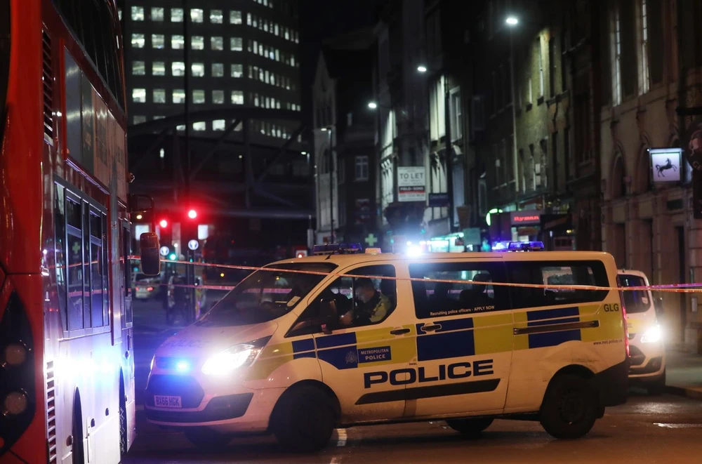 Cảnh sát Anh phong tỏa khu vực quanh cầu London sau vụ tấn công bằng dao, tối 29/11. (Ảnh: AFP/TTXVN)