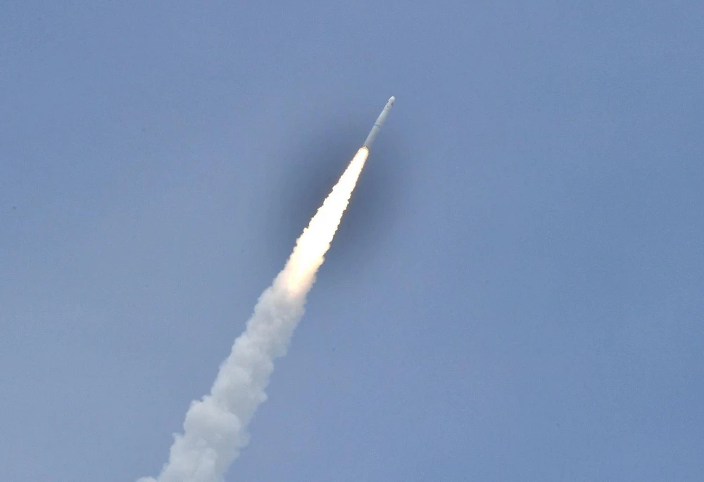 Tên lửa Trường Chinh 11 của Trung Quốc rời bệ phóng di động trên Hoàng Hải ngày 5/6 vừa qua. (Ảnh: THX/TTXVN)