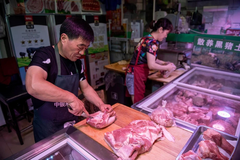 Một quầy bán thịt lợn tại chợ ở Bắc Kinh của Trung Quốc. (Ảnh: AFP/TTXVN)