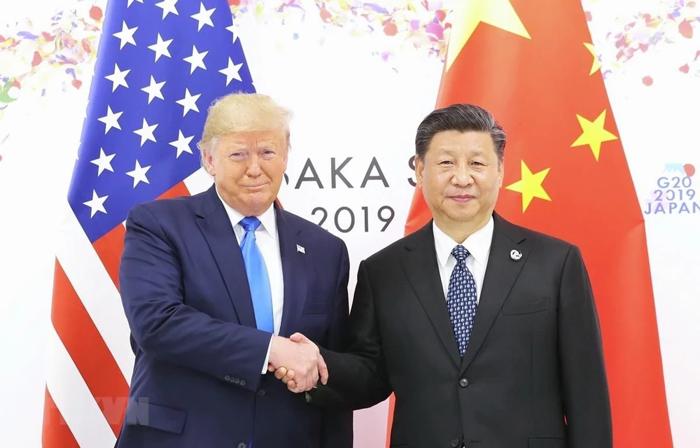 Tổng thống Mỹ Donald Trump (trái) trong cuộc gặp Chủ tịch Trung Quốc Tập Cận Bình tại Osaka, Nhật Bản ngày 29/6/2019. (Ảnh: THX/TTXVN)