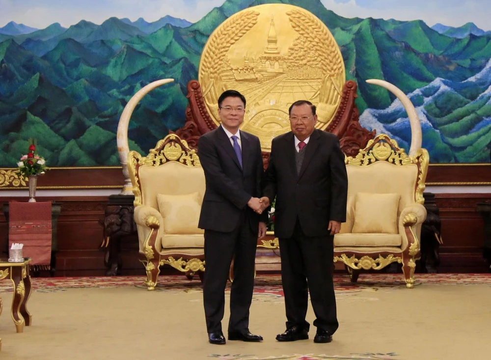 Tổng Bí thư, Chủ tịch nước Lào Bounnhang Vorachith tiếp thân mật Bộ trưởng Bộ Tư pháp Lê Thành Long. (Ảnh: Phạm Kiên/TTXVN)