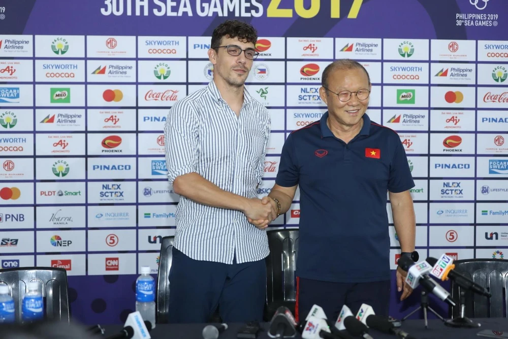 HLV của đội tuyển U22 Việt Nam Park Hang seo (phải) và HLV Felix Dalmas (trái) tại buổi họp báo. (Ảnh: Hoàng Linh/TTXVN) 
