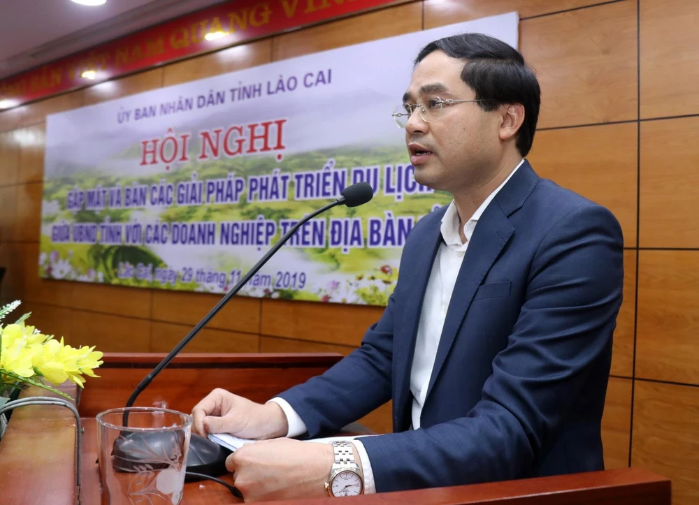 Phó Chủ tịch Ủy ban Nhân dân tỉnh Lào Cai Trịnh Xuân Trường phát biểu khai mạc hội nghị. (Ảnh: Quốc Khánh/TTXVN)