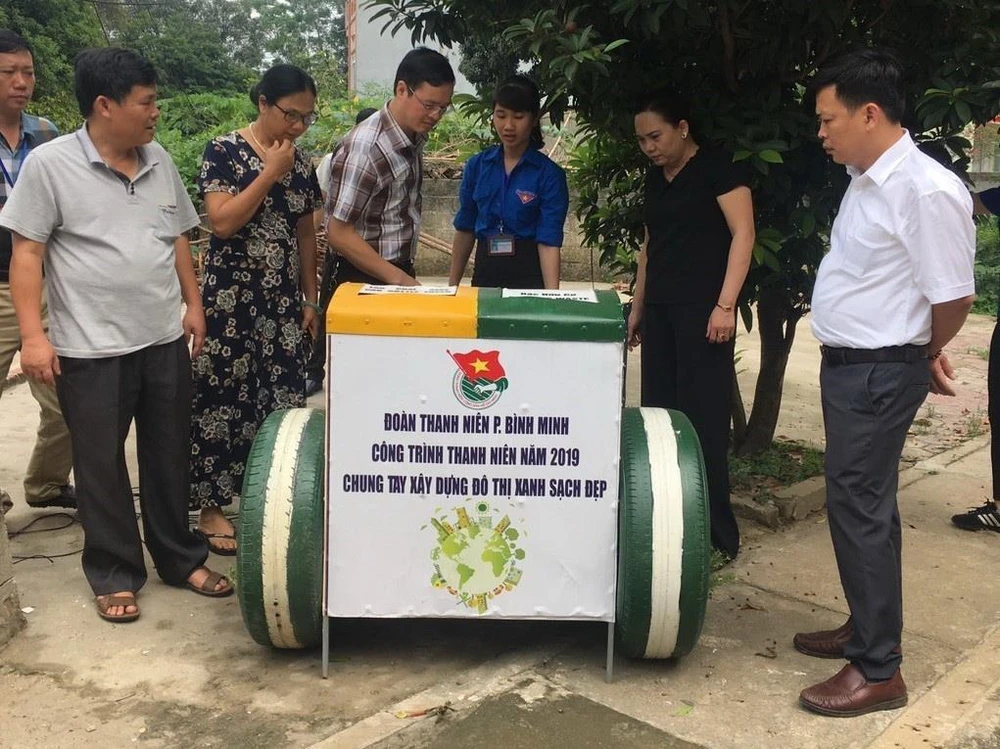 Đoàn thanh niên phường Bình Minh kết hợp với Đoàn thanh niên Phân hiệu Đại học Thái Nguyên tại Lào Cai đã cho ra mắt sản phẩm thùng rác thông minh với nhiều tiện ích vượt trội. (Ảnh: Hương Thu/TTXVN)