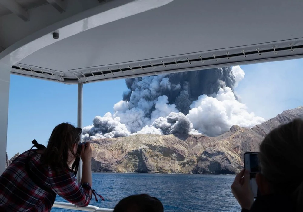 Tro bụi phun lên từ miệng núi lửa White Island tại New Zealand ngày 9/12. (Ảnh: THX/TTXVN)