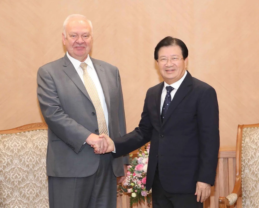 Phó Thủ tướng Trịnh Đình Dũng tiếp Đại sứ đặc mệnh toàn quyền Liên bang Nga tại Việt Nam Konstantin Vnukov. (Ảnh: Doãn Tấn/TTXVN)