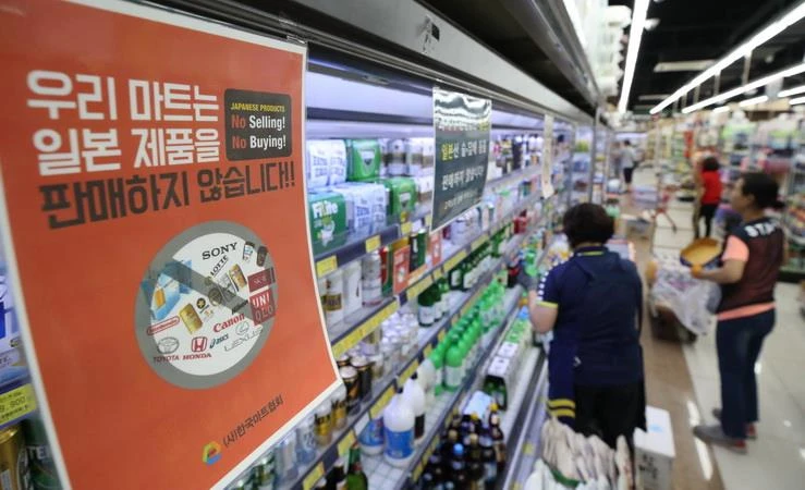 Một bảng thông báo về việc siêu thị ở Hàn Quốc không bán hàng Nhật Bản nhằm trả đũa quyết định của Tokyo hạn chế xuất khẩu mặt hàng công nghệ cao cho Seoul. (Ảnh: AFP/TTXVN)