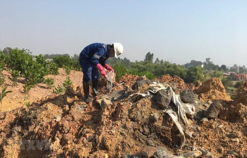 Viện Khoa học và Công nghệ Môi trường lấy mẫu để phân tích thành phần có trong chất thải bị đổ trộm tại thôn Lai Thôn, xã Bắc Sơn, huyện Sóc Sơn, Hà Nội. (Ảnh: Mạnh Khánh/TTXVN)