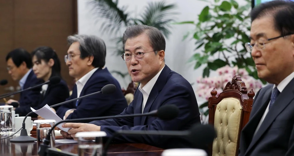 Tổng thống Hàn Quốc Moon Jae-in (thứ 2, phải) chủ trì cuộc họp với các thư ký cấp cao tại Seoul ngày 16/12. (Ảnh: Yonhap/TTXVN)