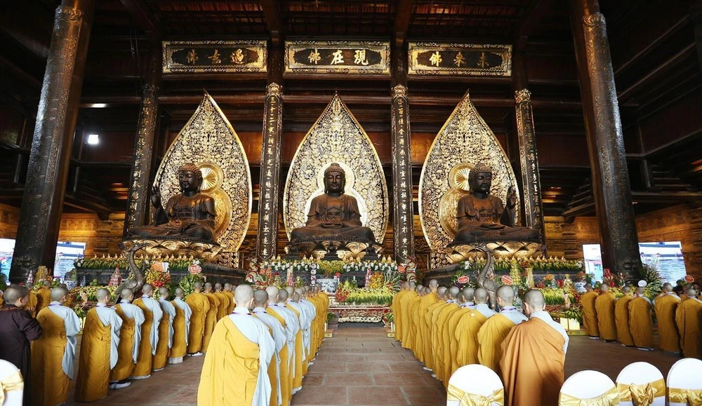 Quang cảnh nghi thức lễ Tắm Phật tại điện Tam Thế, chùa Tam Chúc. (Ảnh: Dương Giang/TTXVN)