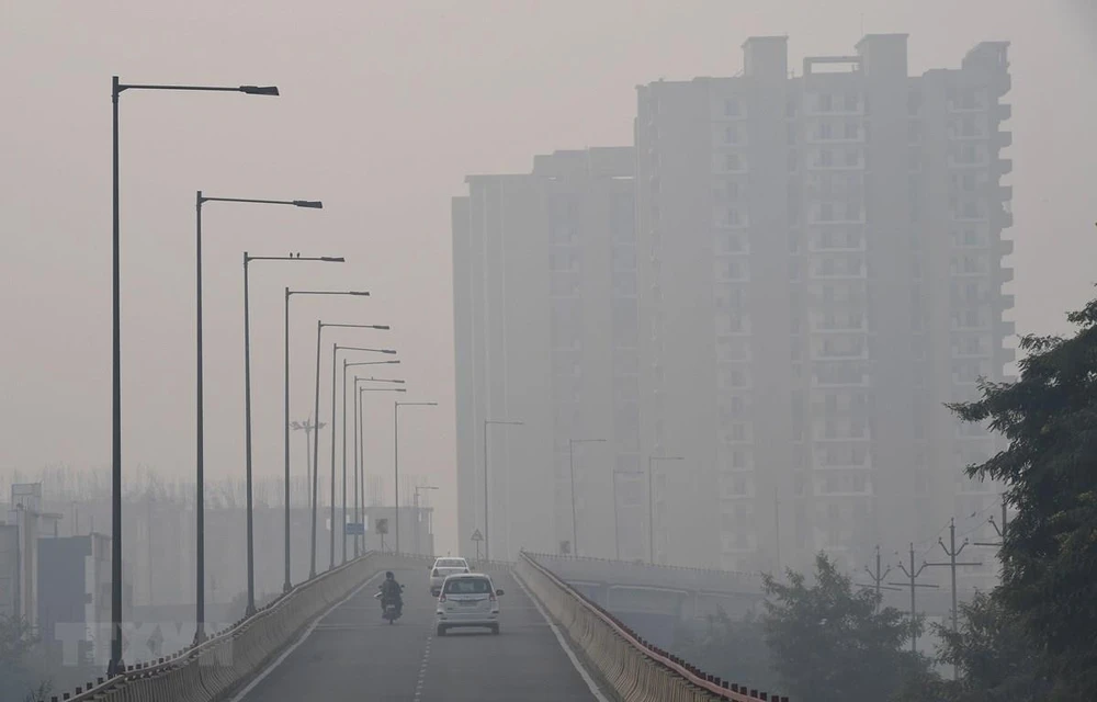 Khói mù ô nhiễm bao phủ dày đặc tại New Delhi, Ấn Độ. (Ảnh: AFP/TTXVN)