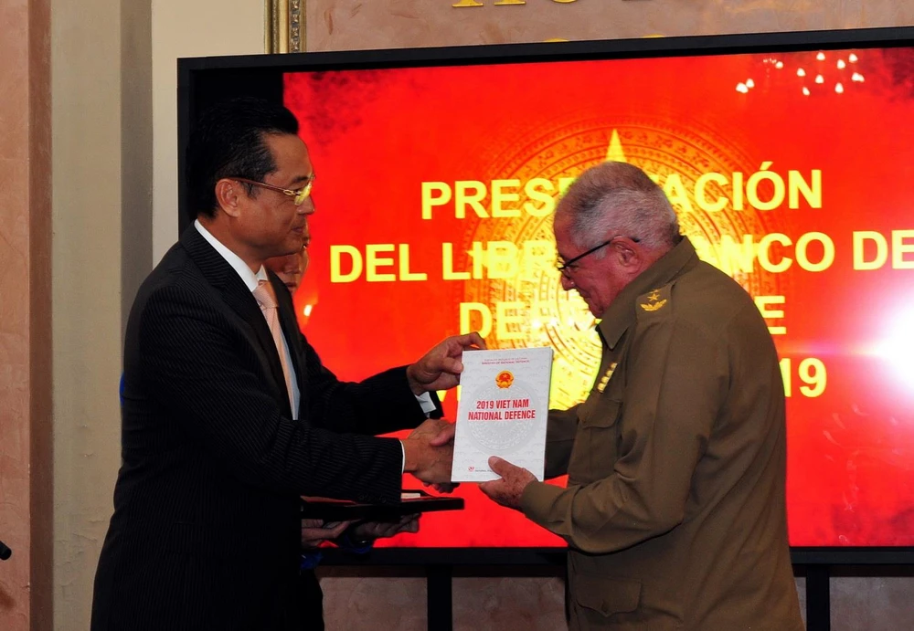 Đại sứ Việt Nam tại Cuba Nguyễn Trung Thành trao tặng Sách trắng Quốc phòng Việt Nam 2019 cho Thượng tướng Alvaro Lopez Miera, Ủy viên Bộ Chính trị, Tổng tham mưu trưởng và Thứ trưởng thứ nhất Bộ Các lực lượng vũ trang cách mạng Cuba. (Ảnh: Vũ Lê Hà/TTXVN