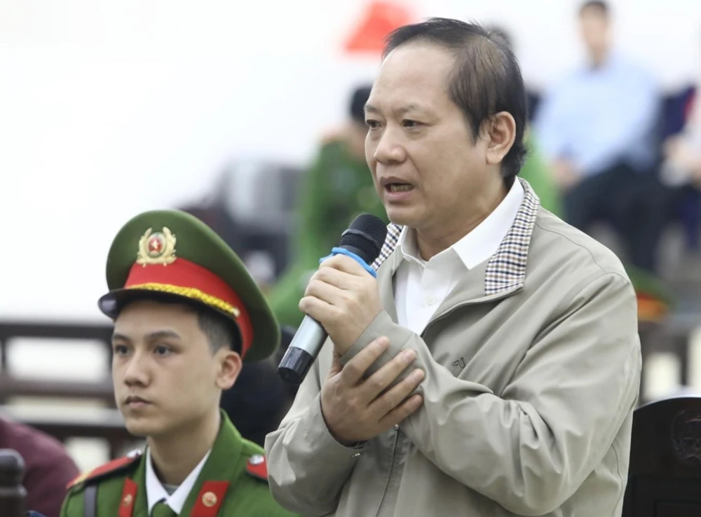 Bị cáo Trương Minh Tuấn, cựu Bộ trưởng Bộ Thông tin và Truyền thông. tự bào chữa tại phiên tòa. (Ảnh: Văn Điệp/TTXVN)
