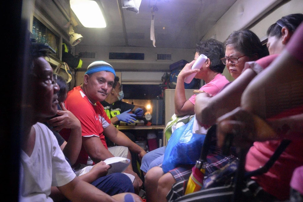 Nạn nhân ngộ độc sau khi uống phải rượu dừa có thành phần hóa chất methanol độc hại được chuyển tới bệnh viện trên xe cứu thương tại Manila, Philippines, ngày 22/12. (Ảnh: AFP/TTXVN)
