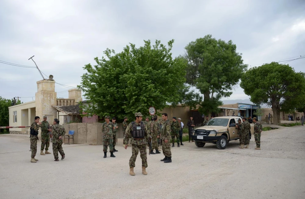 Lực lượng an ninh Afghanistan được triển khai tại hiện trường vụ tấn công nhằm vào một căn cứ quân sự ở tỉnh Balkh. Ảnh: AFP/TTXVN