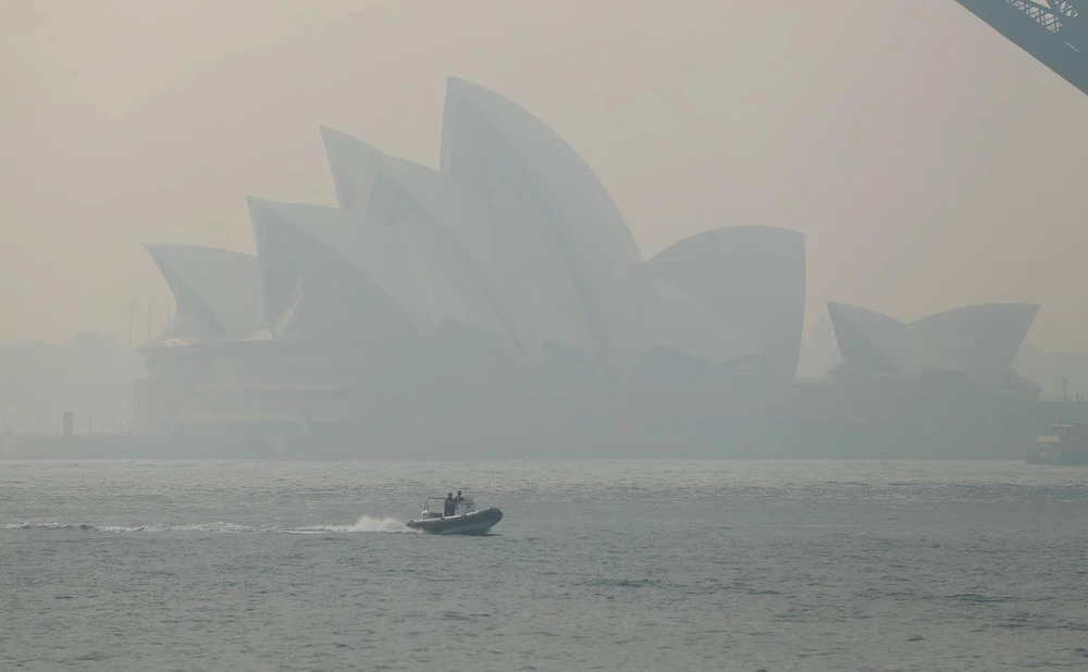 Khói bụi từ các đám cháy rừng bao phủ thành phố Sydney của Australia ngày 21/11 vừa qua. (Ảnh: THX/TXTVN)