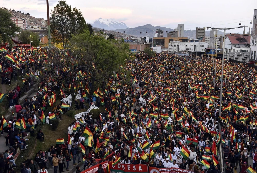 Biểu tình phản đối kết quả bầu cử Tổng thống ở La Paz, Bolivia, ngày 31/10 vừa qua. (Ảnh: AFP/TTXVN)
