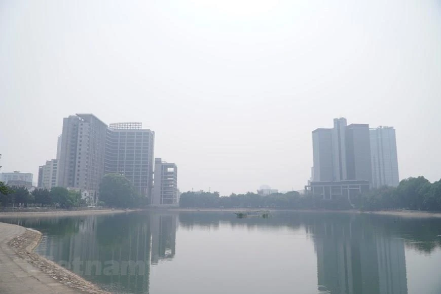 Một máy đo chất lượng không khí khác được đặt tại hồ Thành Công, quận Đống Đa, Hà Nội, chỉ số AQI được đo tại đây là 158. (Ảnh: Minh Hiếu/Vietnam+)