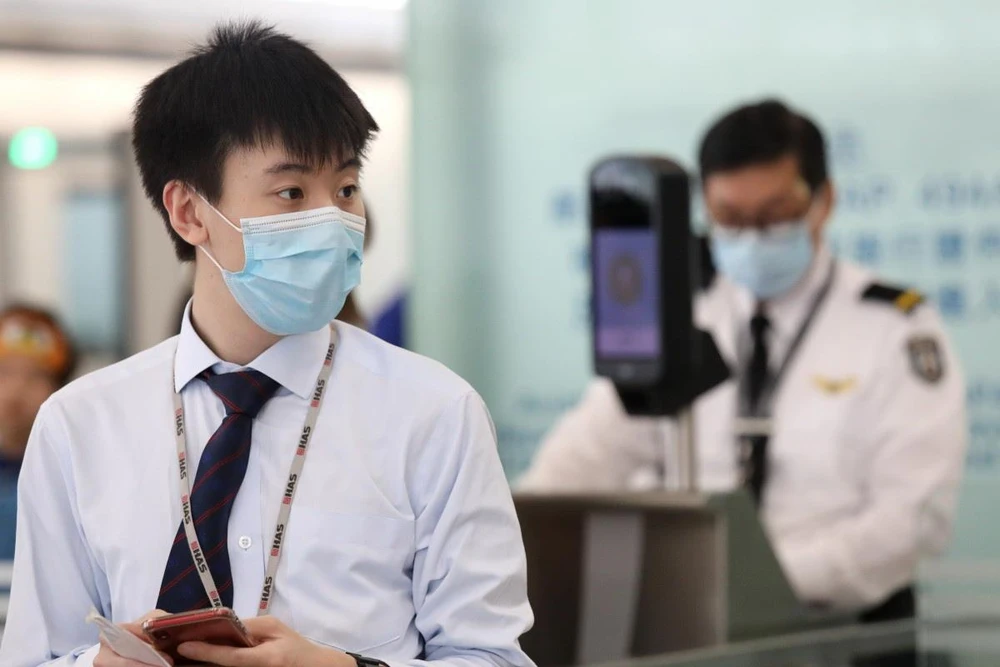 Nhân viên tại sân bay quốc tế Hongkong đeo mặt nạ giữa lúc dịch sởi bùng phát, đã ảnh hưởng đến một số người làm việc tại sân bay. (Nguồn: scmp)
