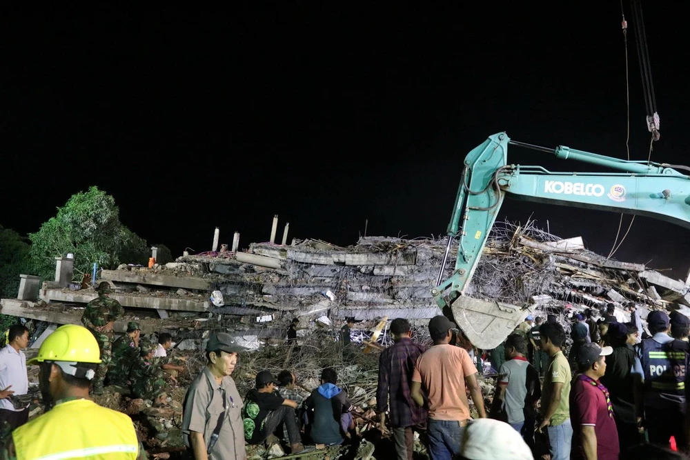 Lực lượng cứu hộ tìm kiếm nạn nhân tại hiện trường vụ sập công trình đang thi công ở tỉnh Kep của Campuchia, ngày 4/1. (Ảnh: THX/TTXVN)