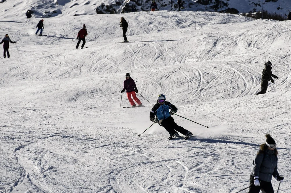 Du khách vui chơi tại khu nghỉ dưỡng trượt tuyết Courchevel, vùng núi Alps của Pháp. (Ảnh: AFP/TTXVN)