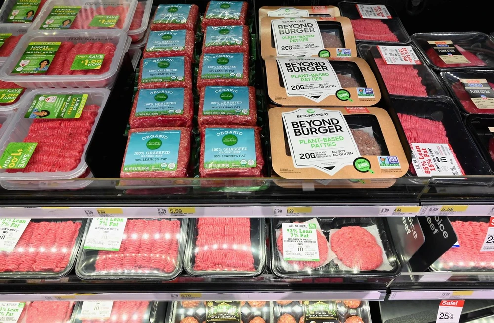 Thịt được bày bán tại một siêu thị ở New York của Mỹ. (Ảnh: AFP/TTXVN)