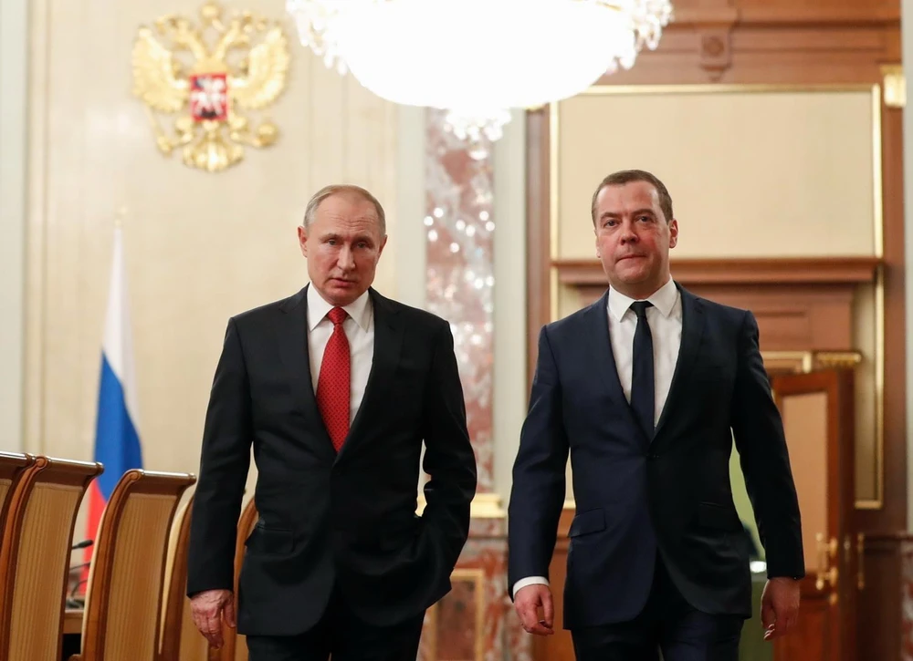 Tổng thống Nga Vladimir Putin (trái) và Thủ tướng Dmitry Medvedev trong cuộc gặp tại Moskva ngày 15/1. (Ảnh: AFP/TTXVN)