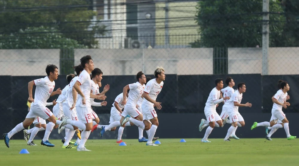 Các cầu thủ U23 Việt Nam khởi động trước buổi tập. (Ảnh: Hoàng Linh/TTXVN)