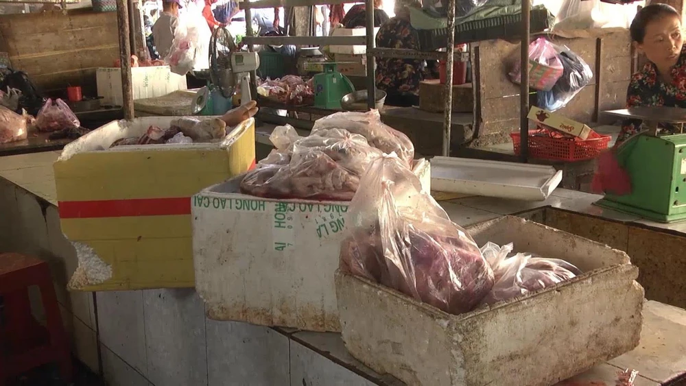 Hàng trăm kg thịt lợn hôi thối bị lực lượng chức năng phát hiện. (Ảnh: Đậu Tất Thành/TTXVN)