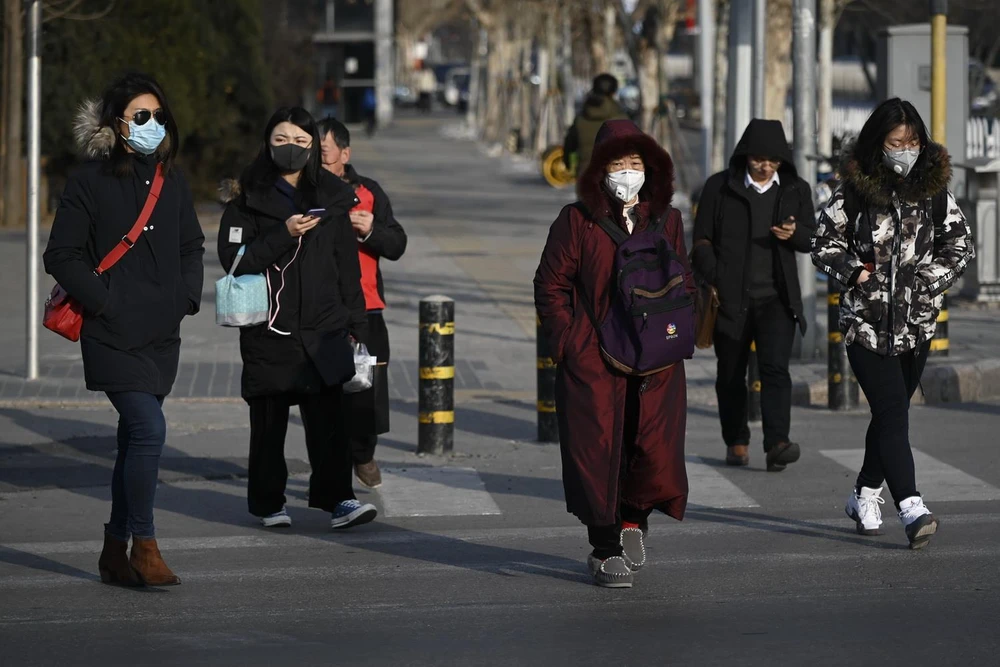 Người dân đeo khẩu trang để phòng tránh sự lây lan của virus corona tại Bắc Kinh, Trung Quốc, ngày 21/1. (Ảnh: AFP/TTXVN)