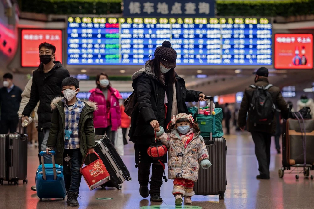 Đeo khẩu trang phòng chống dịch bệnh viêm phổi lạ do nhiễm virus corona tại nhà ga ở Bắc Kinh, Trung Quốc, ngày 24/1. (Ảnh: AFP/TTXVN)