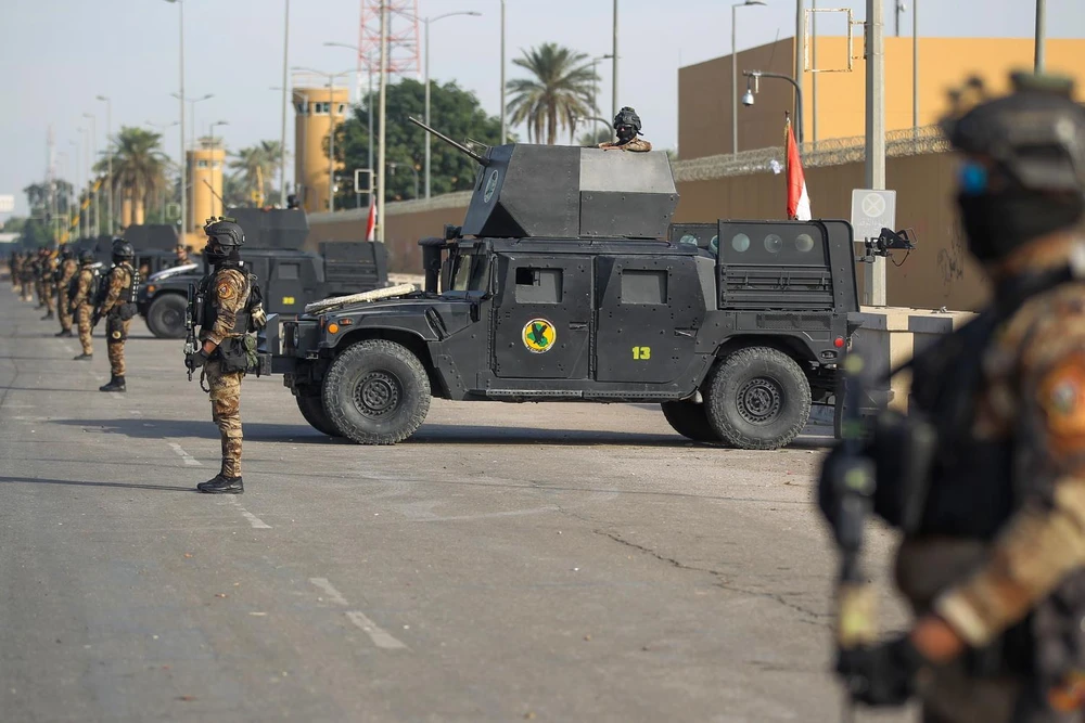 Lực lượng chống khủng bố Iraq gác bên ngoài Đại sứ quán Mỹ tại thủ đô Baghdad ngày 2/1 vừa qua. (Ảnh: AFP/TTXVN)