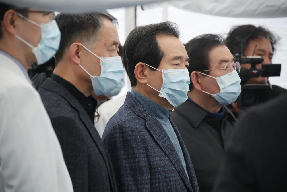 Thủ tướng Hàn Quốc Chung Sye-kyun (giữa) tới thăm một bệnh viện ở phía nam thủ đô Seoul nhằm kiểm tra công tác phòng dịch bệnh viêm phổi do virus corona mới gây ra, ngày 27/1. (Ảnh: Yonhap/TTXVN)