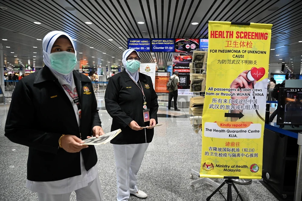 Nhân viên y tế Malaysia được triển khai tại sân bay quốc tế Kuala Lumpur ở Sepang nhằm tăng cường biện pháp ngăn chặn sự lây lan của virus corona mới. (Ảnh: AFP/TTXVN)