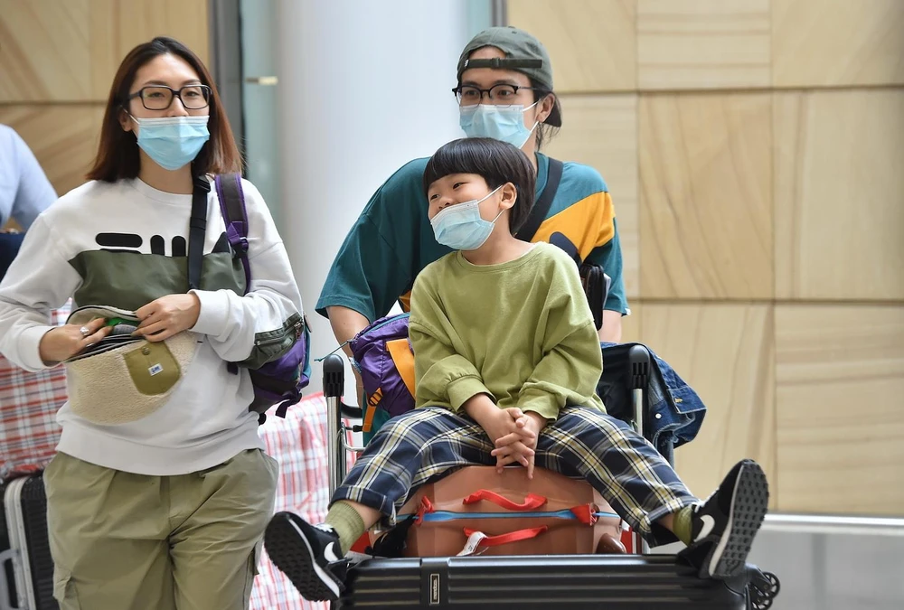 Hành khách đeo khẩu trang phòng chống virus corona gây bệnh viêm phổi lạ tại sân bay Sydney, Australia, ngày 25/1 vừa qua. (Ảnh: AFP/TTXVN)