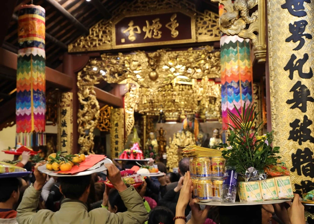 Du khách dâng lễ, cầu an, khấn Phật trong ngày khai hội Chùa Hương. (Ảnh: Thanh Tùng/TTXVN)