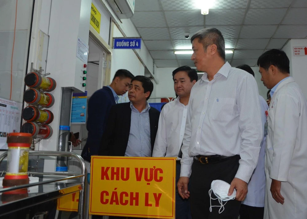 Thứ trưởng Bộ Y tế Nguyễn Trường Sơn kiểm tra khu vực cách ly đặc biệt đối với các bệnh nhân nghi nhiễm bệnh nCov. (Ảnh: Văn Dũng/TTXVN)