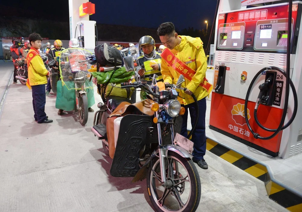 Đổ xăng cho các phương tiện tại Phúc Kiến, Trung Quốc. (Ảnh: TXH/TTXVN)