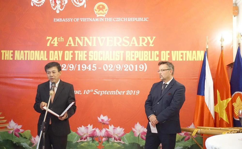 Đại sứ Việt Nam tại Séc Hồ Minh Tuấn phát biểu khai mạc tại chiêu đãi trọng thể kỷ niệm 74 năm Quốc khánh nước CHXHCN Việt Nam (2/9/1945-2/9/2019). (Ảnh: Hồng Kỳ/TTXVN)