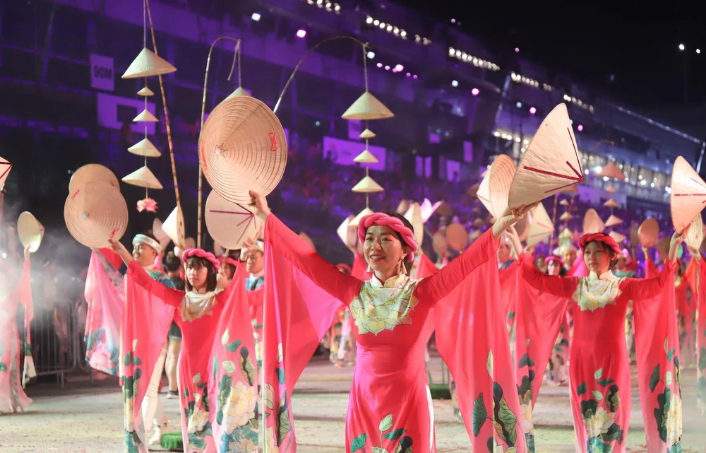 Đoàn Việt Nam mang đến lễ hội áo dài, hoa sen và nón lá truyền thống. (Ảnh: Lê Dương/Vietnam+)