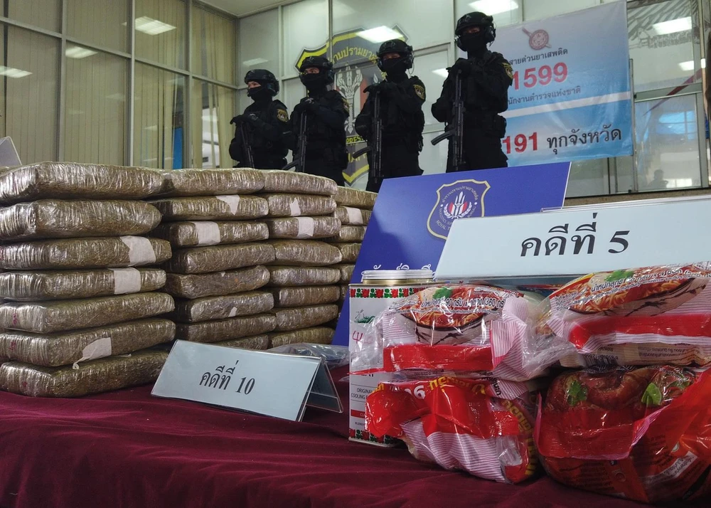Cảnh sát trưng bày số heroin được giấu bên trong các gói mì ăn liền tại cuộc họp báo ở Bangkok, Thái Lan, ngày 3/2. (Ảnh: AFP/TTXVN)
