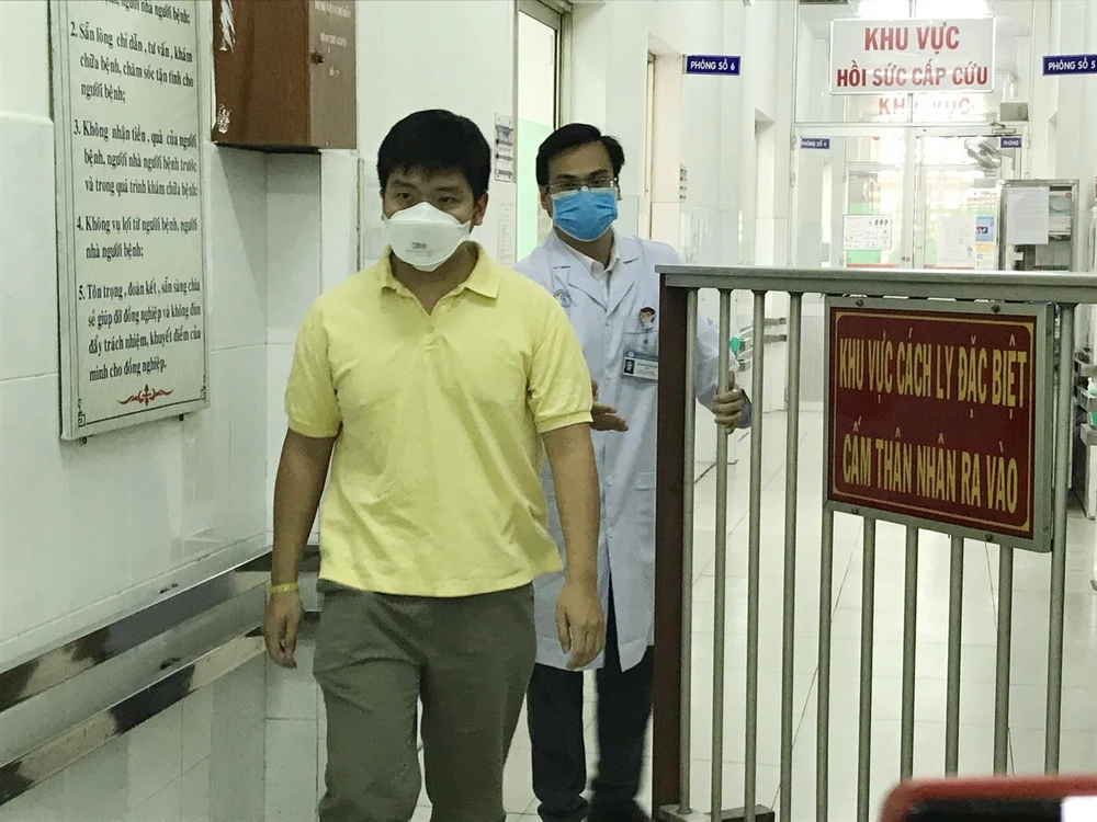Ngày 4/2, bệnh nhân 28 tuổi người Trung Quốc Li Zichao (ảnh) – 1 trong 2 bệnh nhân đầu tiên tại Việt Nam phát hiện nhiễm nCoV, đã được xuất viện, sau 13 ngày điều trị tại Bệnh viện Chợ Rẫy TP. Hồ Chí Minh. (Ảnh: Đinh Hằng/TTXVN)