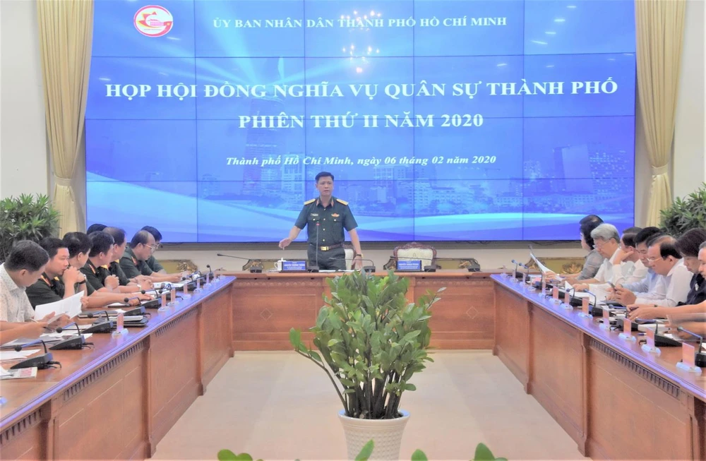 Thiếu tướng Nguyễn Trường Thắng, Tư lệnh Bộ Tư lệnh Thành phố Hồ Chí Minh, Phó Chủ tịch thường trực Hội đồng Nghĩa vụ quân sự Thành phố chủ trì phiên họp. (Ảnh: TTXVN phát)