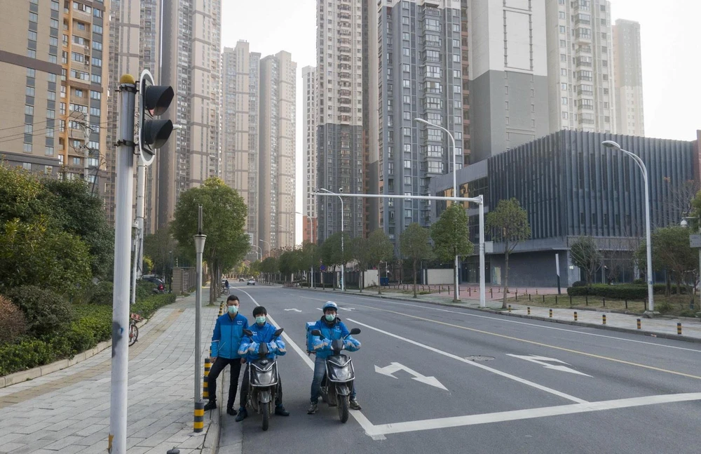 Các tài xế đi giao hàng trên đường phố ở Vũ Hán, tỉnh Hồ Bắc, Trung Quốc. (Ảnh: THX/TTXVN)