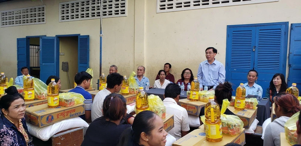 Công sứ Đại sứ quán Việt Nam tại Campuchia Lại Xuân Chiến phát biểu tại buổi thăm tặng quà nạn nhân hỏa hoạn. (Ảnh: Vũ Hùng/TTXVN)