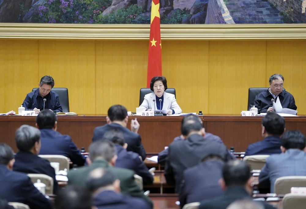 Phó Thủ tướng Trung Quốc Tôn Xuân Lan (giữa) chủ trì cuộc họp thảo luận giải pháp ngăn ngừa và kiểm soát COVID-19 tại Bắc Kinh ngày 20/1 vừa qua. (Ảnh: THX/TTXVN)