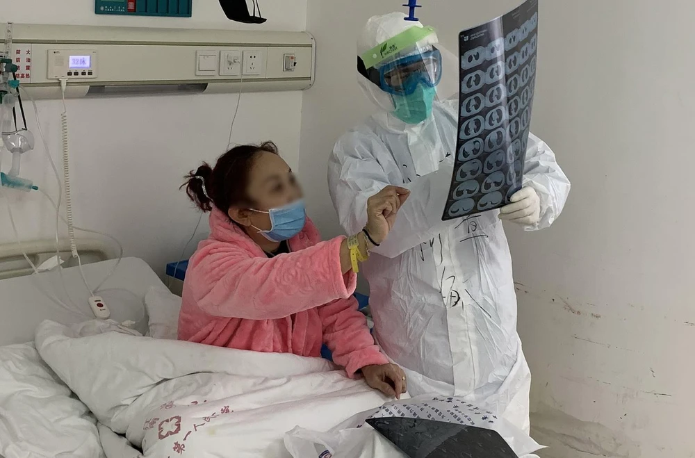 Bệnh nhân nhiễm COVID-19 được điều trị tại bệnh viện ở Vũ Hán, tỉnh Hồ Bắc, Trung Quốc, ngày 19/2 vừa qua. (Ảnh: THX/TTXVN)