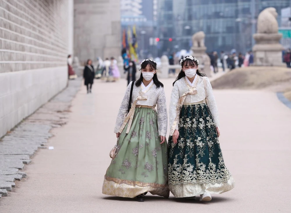 Khách du lịch đeo khẩu trang để phòng tránh lây nhiễm COVID-19 tại Seoul, Hàn Quốc, ngày 21/2. (Ảnh: THX/TTXVN)